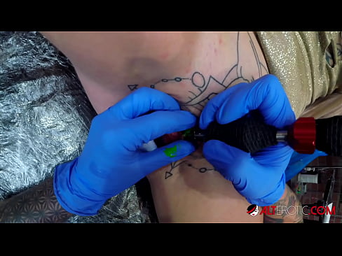 ❤️ Sully Savage-k izugarri tatuatu zuen klitorian tatuaje bat egin zuen ❤❌ Porno gurean eu.pornofilmtv.ru ❌❤